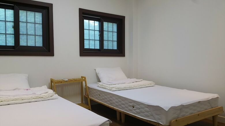 Hostal Blanc Guesthouse