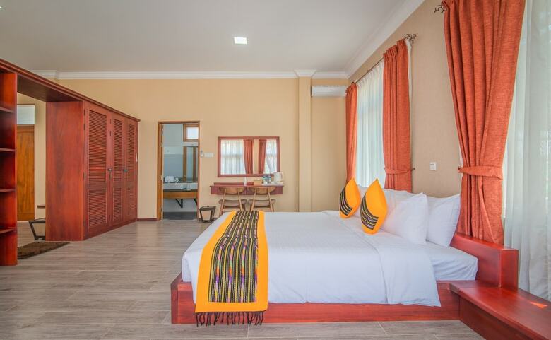 Royal Airstrip Hotel