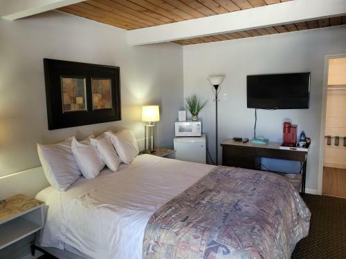 Pines Motel