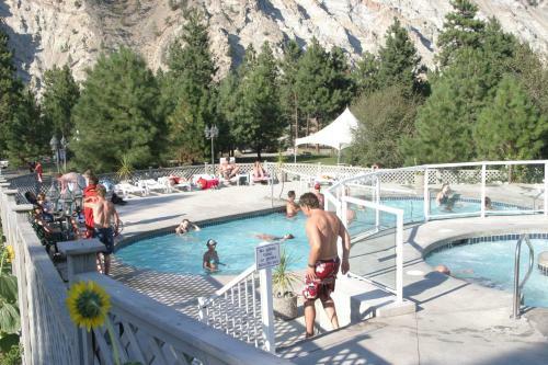 Hotel Kumsheen Rafting Resort