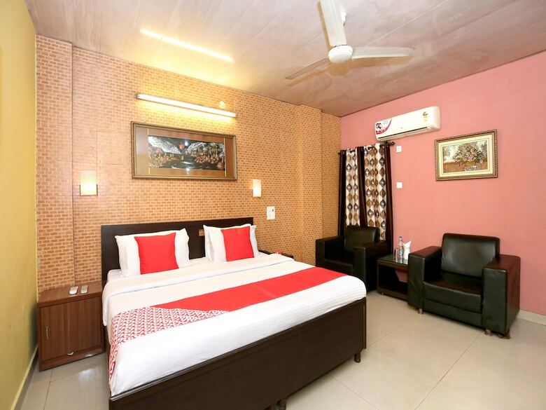 Oyo 11912 Hotel Nav Classic