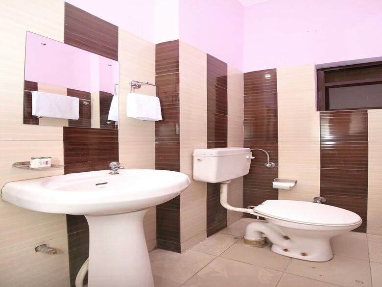 Oyo 11912 Hotel Nav Classic