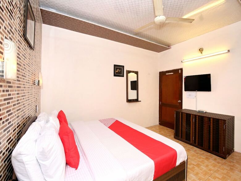 Oyo 11912 Hotel Nav Classic