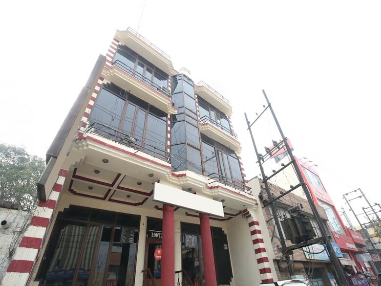 Oyo 11912 Hotel Nav Classic