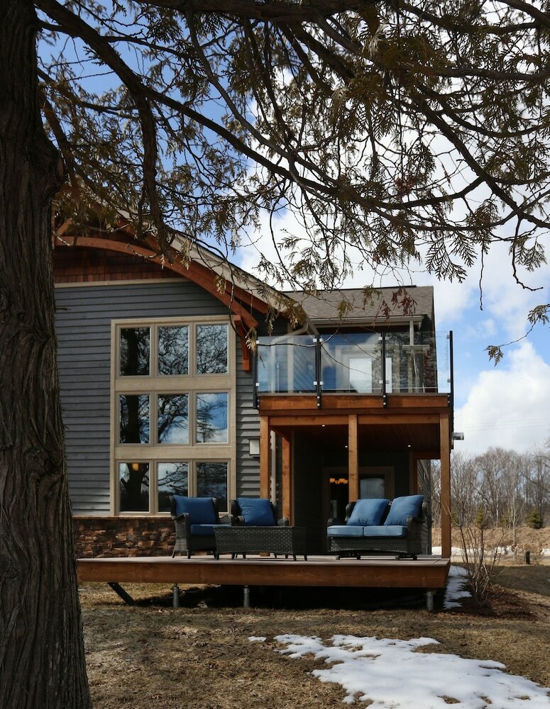 Lakefront Cottage With Stunning Lakeview
