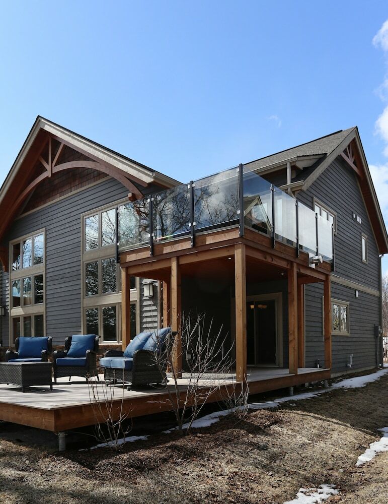 Lakefront Cottage With Stunning Lakeview