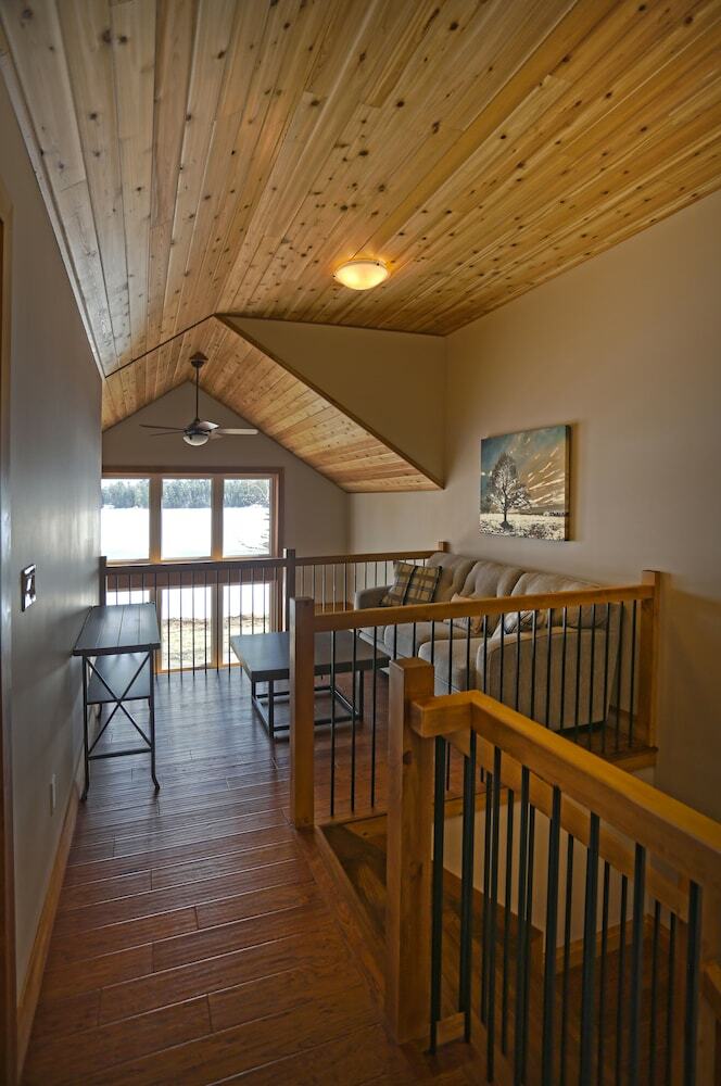 Lakefront Cottage With Stunning Lakeview