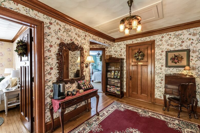Honeybee Inn Bed & Breakfast