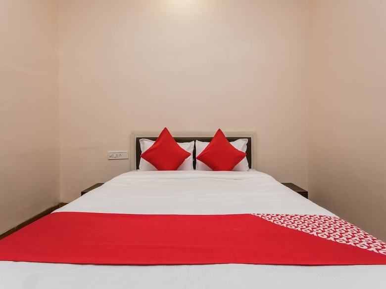 Oyo 12161 Hotel Madhur Inn