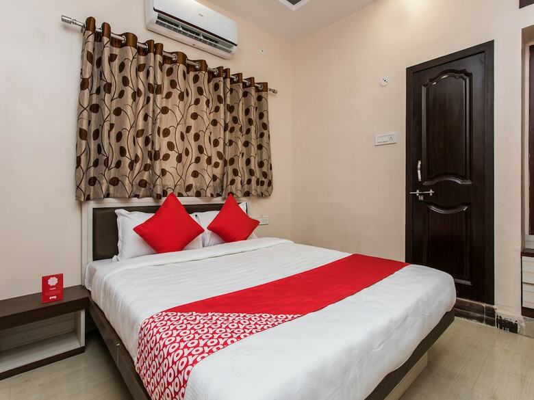 Oyo 12161 Hotel Madhur Inn