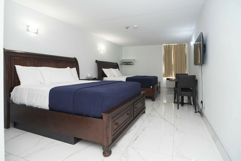 Hotel Diplomat Inn