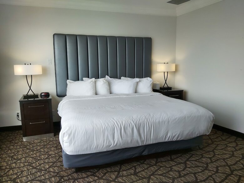 Tower Hotel At Fallsview