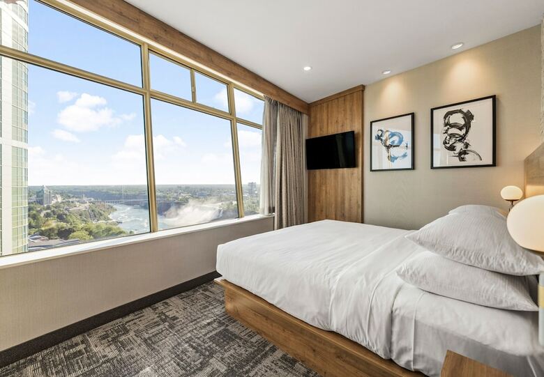 Tower Hotel At Fallsview