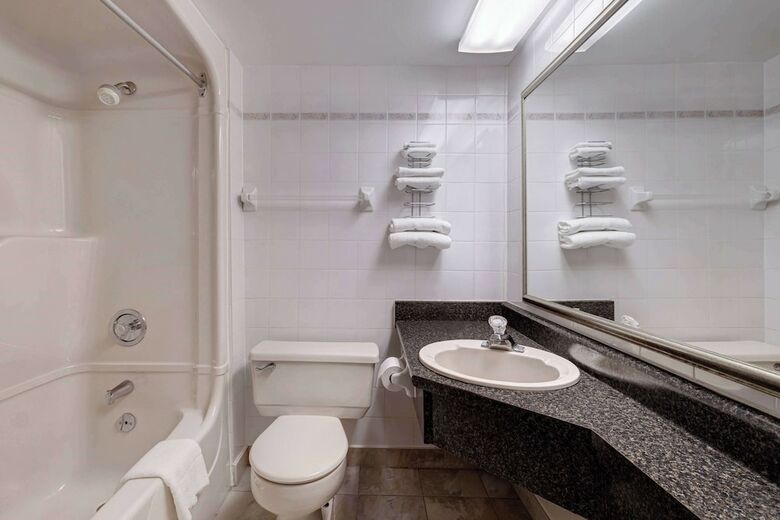 Hotel Days Inn - Niagara Falls, Near The Falls