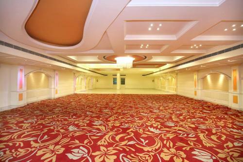 Oyo 12989 White Diamond Hotel