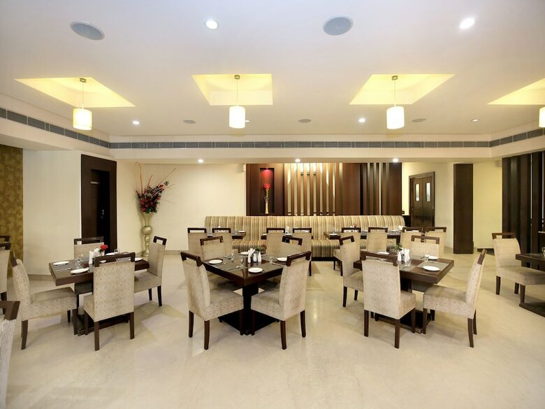Oyo 12989 White Diamond Hotel