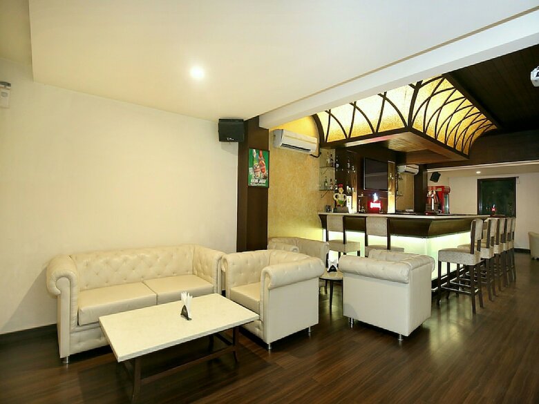 Oyo 12989 White Diamond Hotel