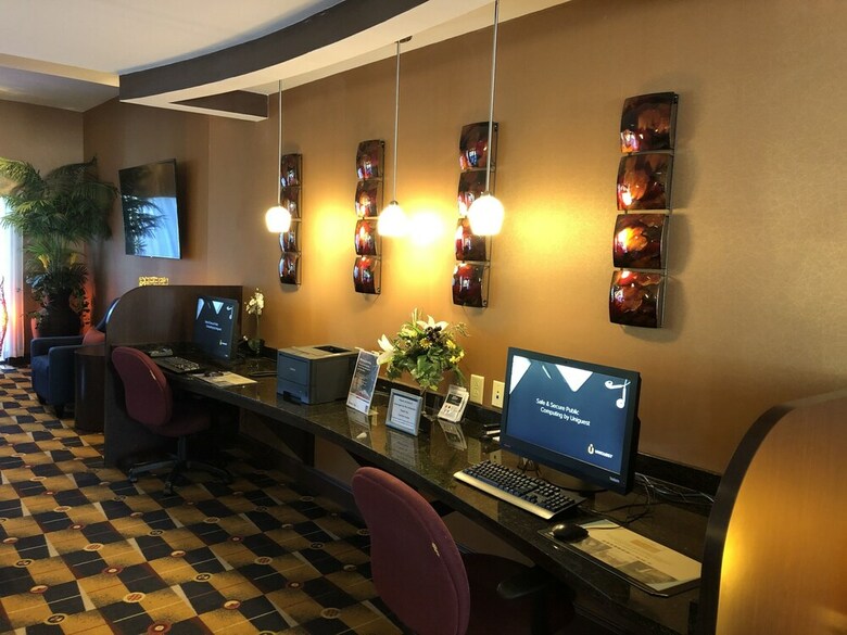 Hotel Comfort Suites At Westgate Mall