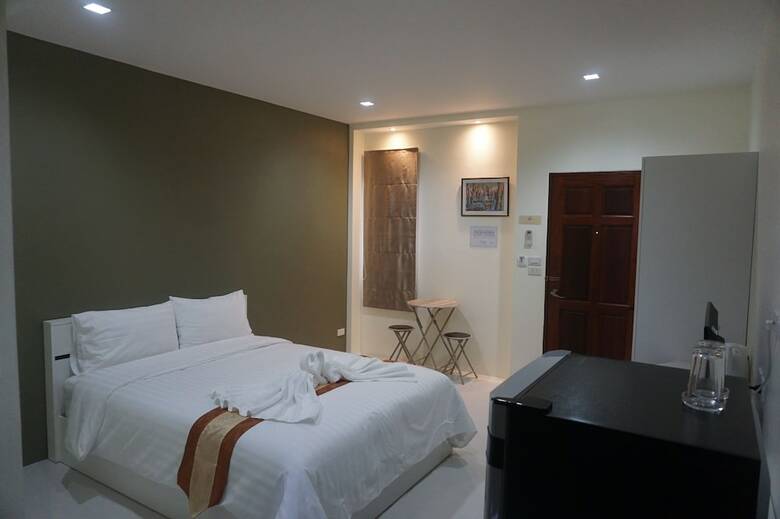 Parisa Place Hotel