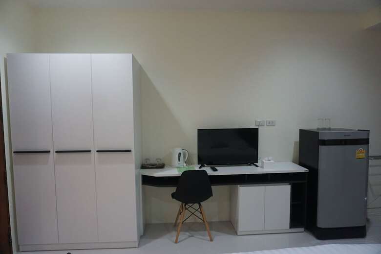 Parisa Place Hotel