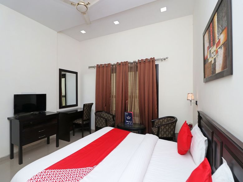 Oyo 11878 Hotel de Ds Plaza
