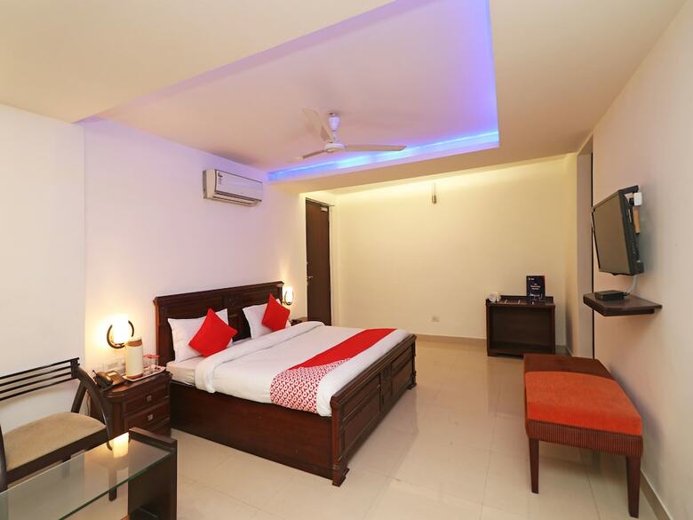 Oyo 11878 Hotel de Ds Plaza