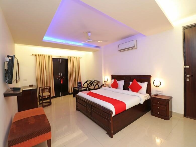 Oyo 11878 Hotel de Ds Plaza