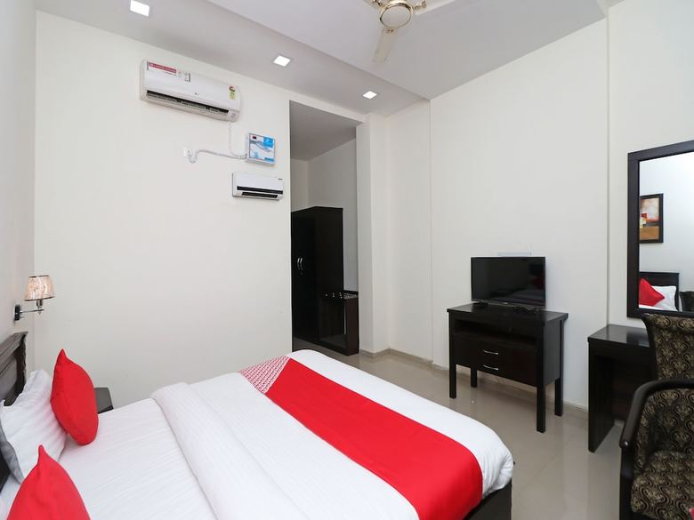 Oyo 11878 Hotel de Ds Plaza