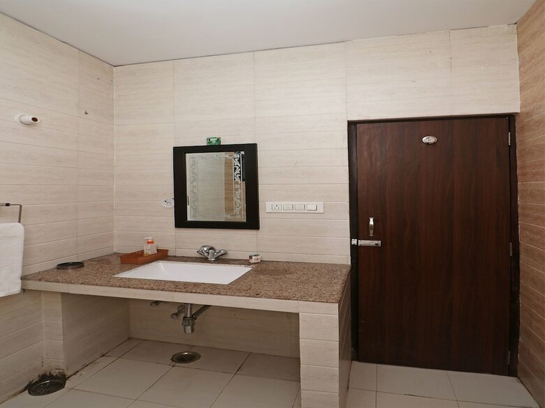Oyo 11878 Hotel de Ds Plaza