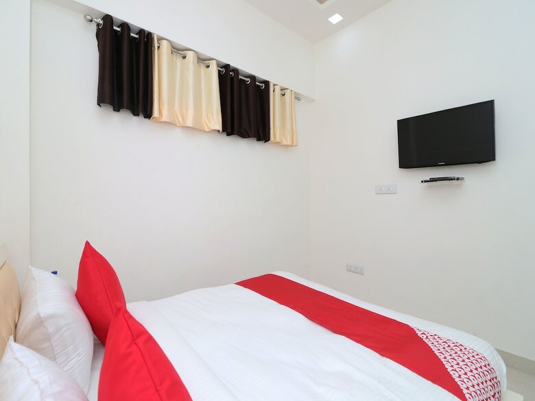 Oyo 13406 Hotel Golden Leaf