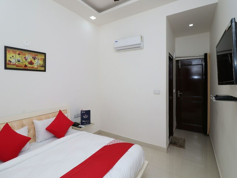 Oyo 13406 Hotel Golden Leaf