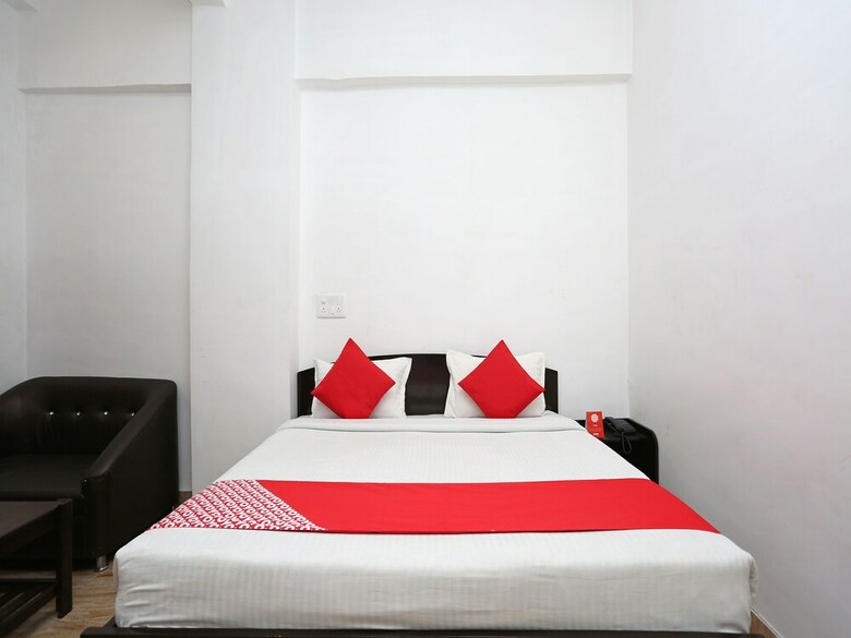 Oyo 11008 The Ashoka Hotel
