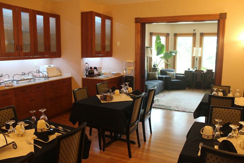 Ellis House Bed & Breakfast