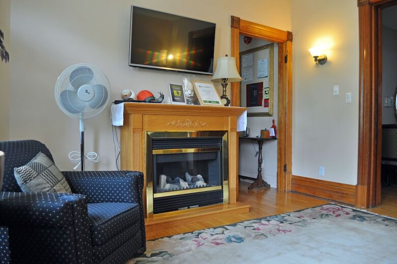 Ellis House Bed & Breakfast