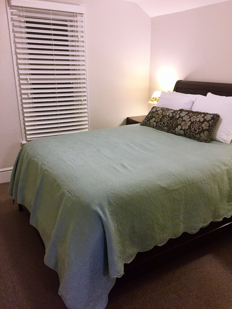 Ellis House Bed & Breakfast