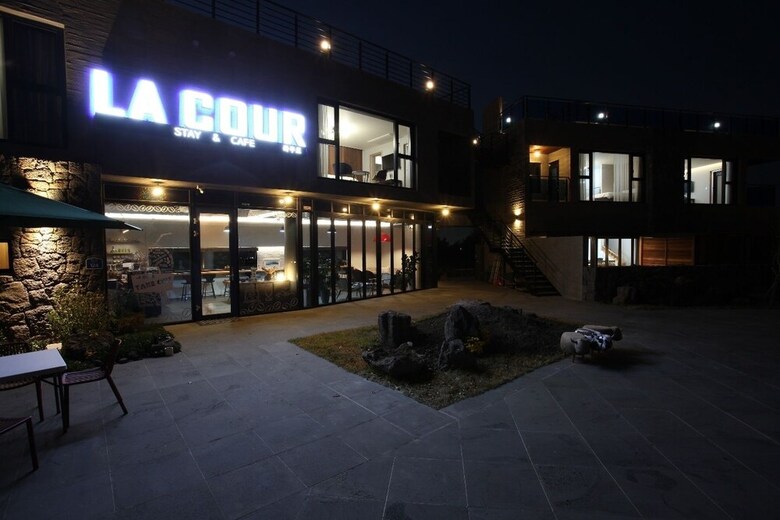 Pension La Cour Stay & Cafe
