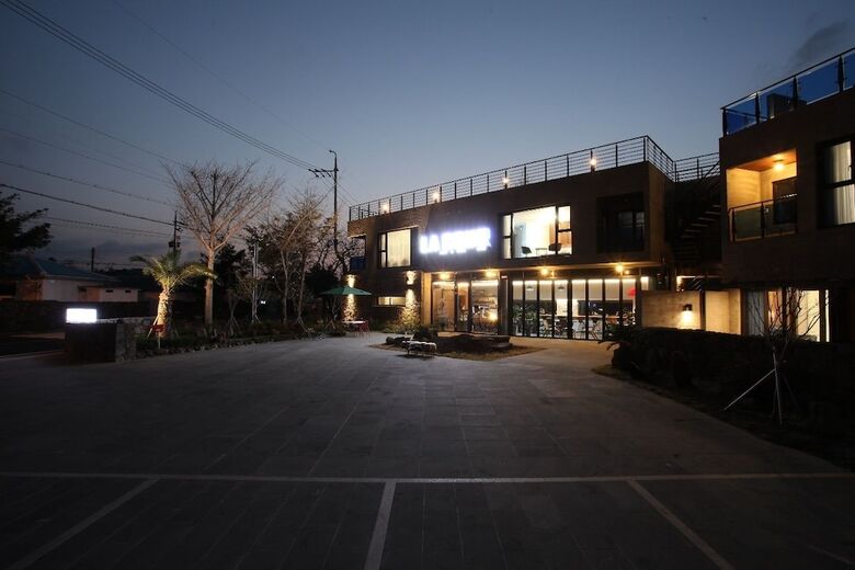 Pension La Cour Stay & Cafe