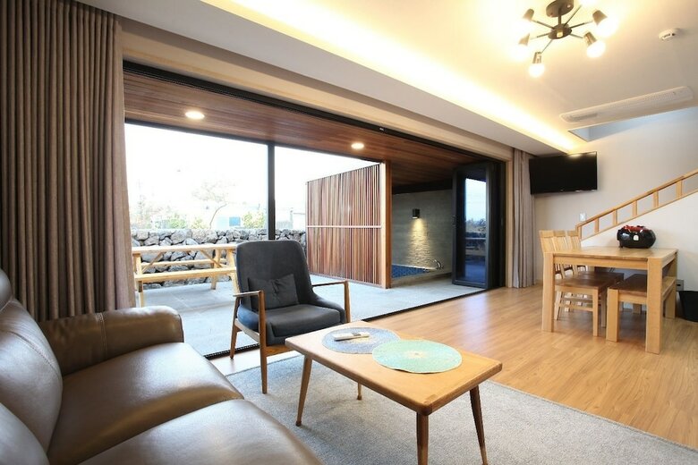 Pension La Cour Stay & Cafe