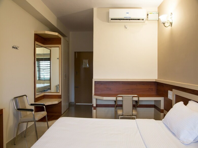 Oyo 9248 Hotel Shrinidhi