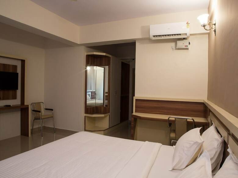 Oyo 9248 Hotel Shrinidhi