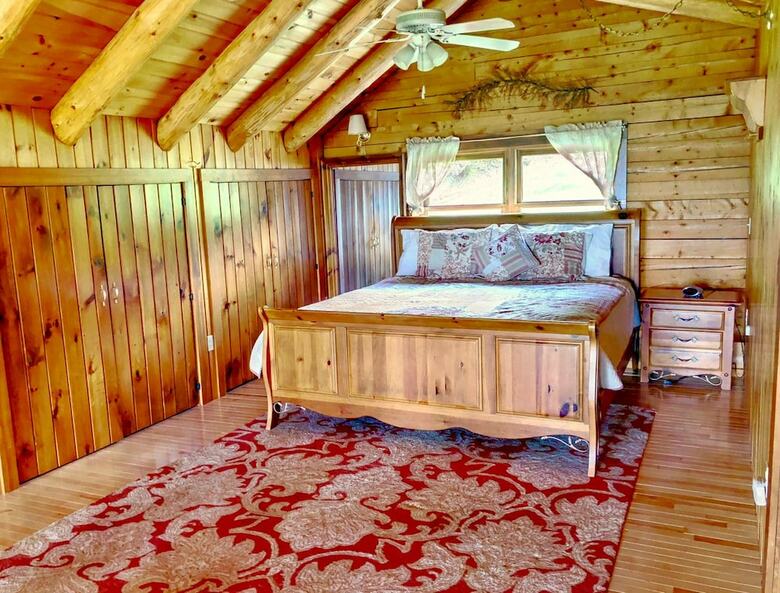 Majestic Vista Mountainside Cabin