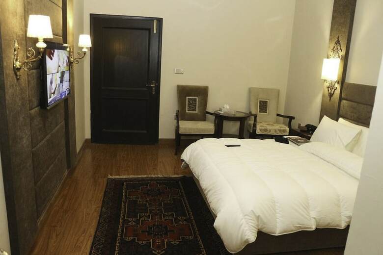 Hotel Shelton's Rezidor Swat