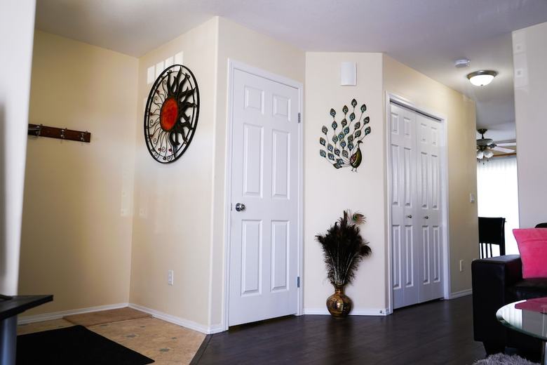 Apartamentos Lakewood's Local Living Quarters
