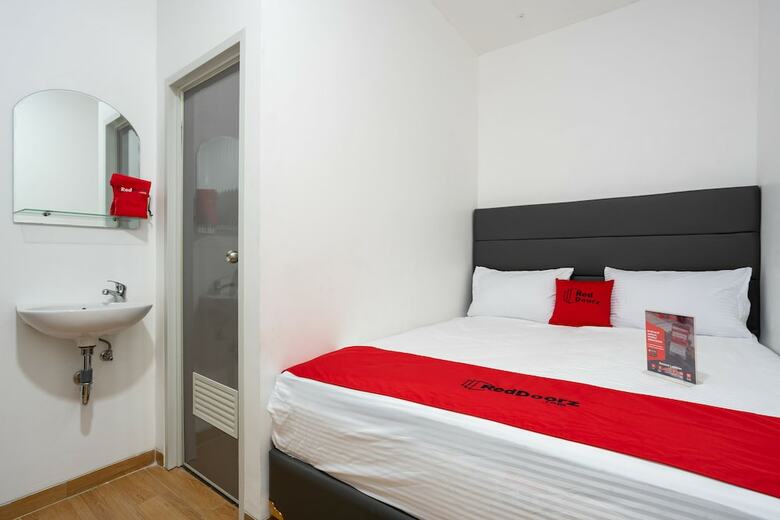 Hotel Reddoorz Plus @ Danau Sunter Utara