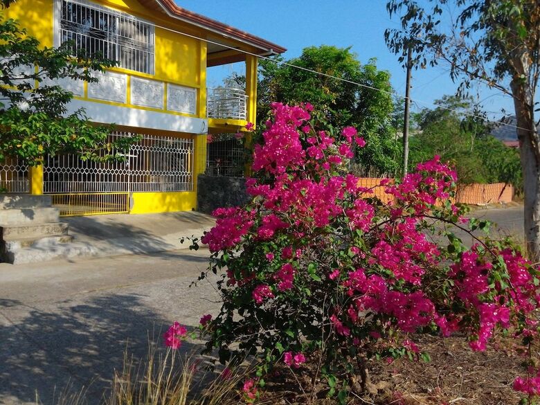 Hotel Yellow House Vacation Rental