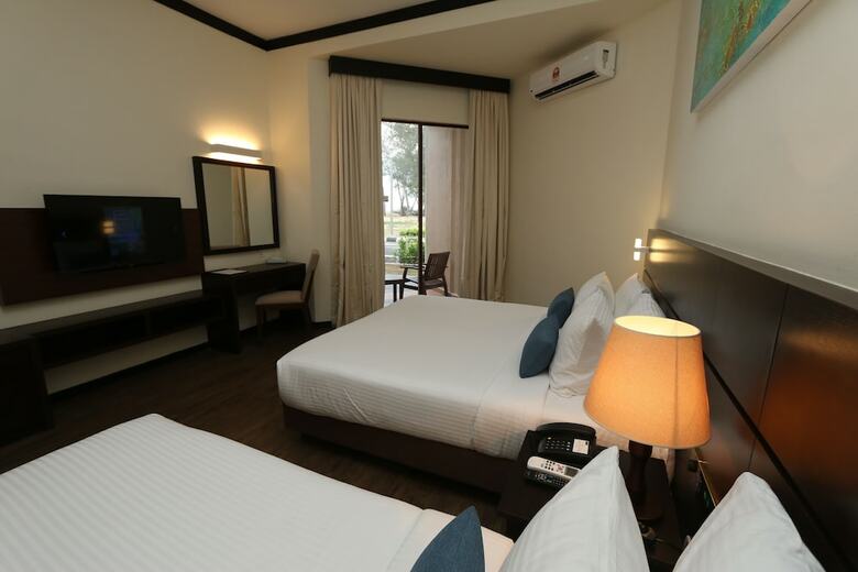 Hotel Lanjut Beach & Golf Resort