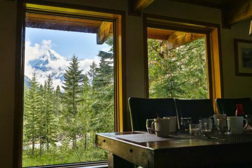 Mountain River Lodge