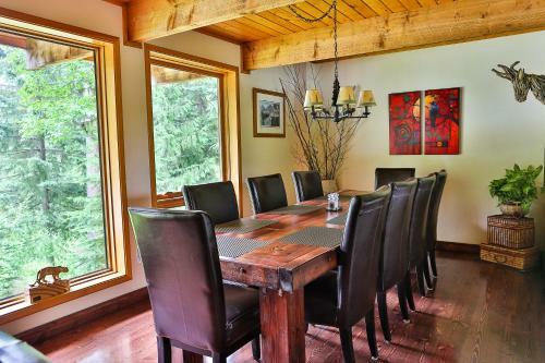 Mountain River Lodge