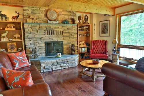 Mountain River Lodge