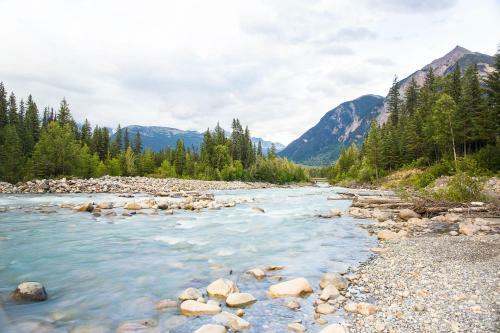 Mountain River Lodge